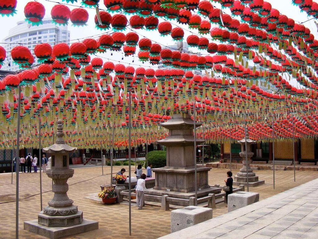 A l'intérieur du temple Bongeunsa, avec ses lanternes rouges.