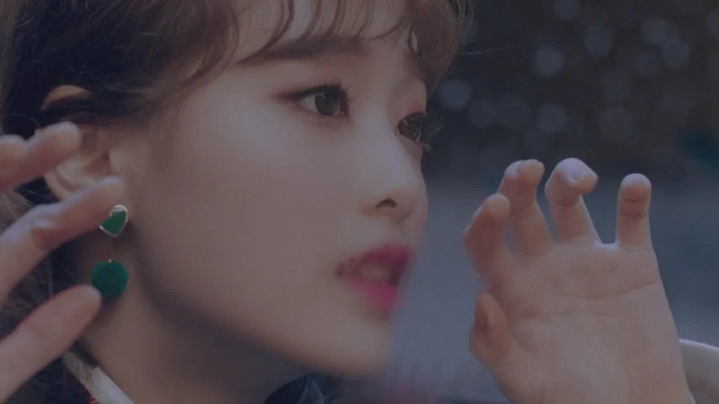 Chuu dans le clip de ses débuts « Heart Attack »