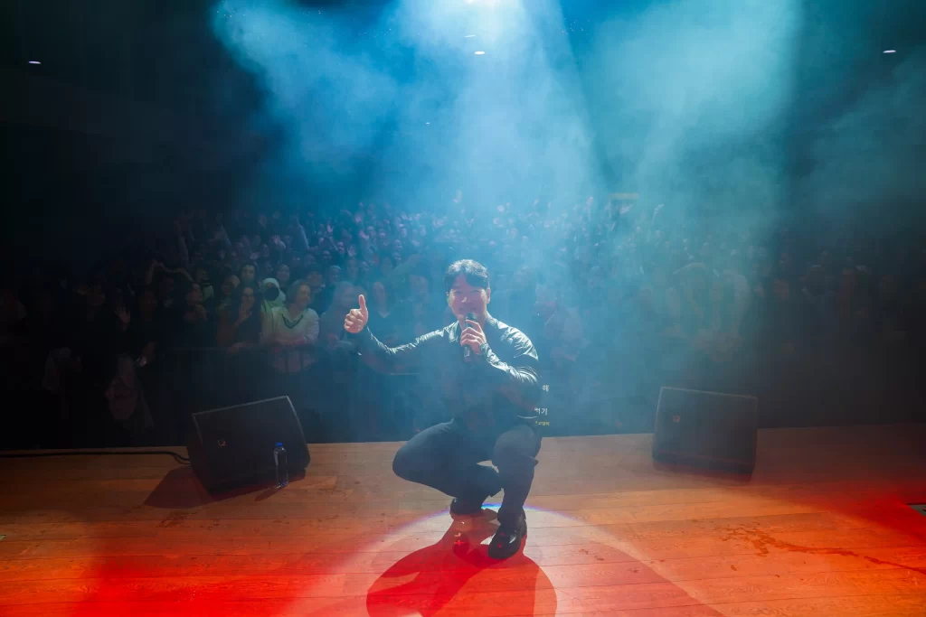 Fin du concert, Kim Jong Kook et public Sing the Wave