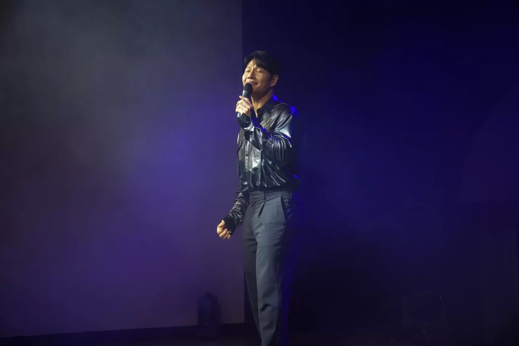 Kim Jong Kook chantant Sing the Wave