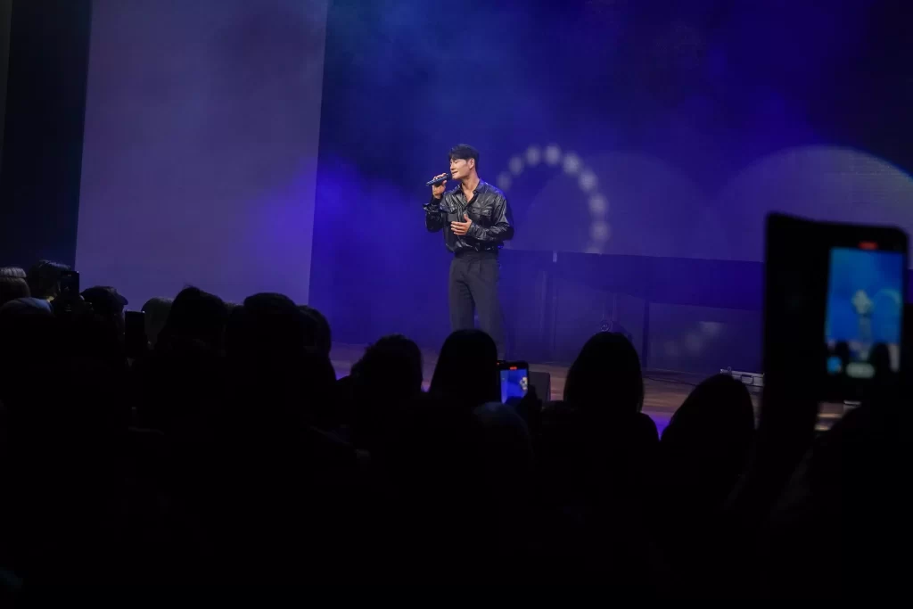Vu de loin, Kim Jong Kook Sing the Wave