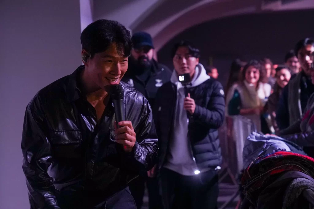 Entrée, Kim Jong Kook salue l'audience au Claridge becreative Sing the Wave