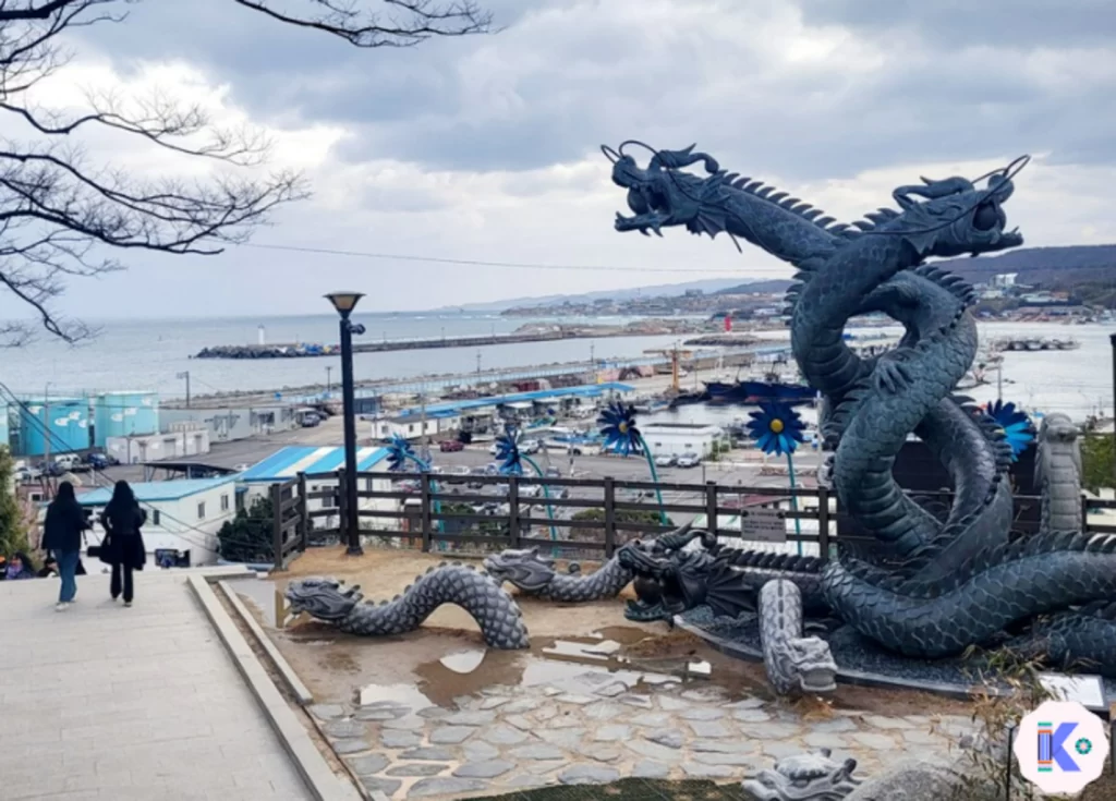 Un superbe statut en forme de dragon en prenant les escaliers du village japonais d'Igari, qui offre une vue sur la mer.