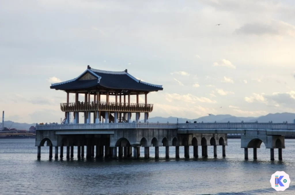 Le pont Yeongil, situé à Pohang en Corée du Sud, est un endroit animé de jour comme de nuit. L'endroit regorge de nombreux délicieux restaurants et cafés à essayer avec ses amis, en couple ou même seul.