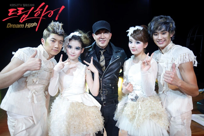Jang Wooyoung, IU, Bae Suzy et Kim Soo Hyun rivalisent de talent dans le kdrama « Dream High »