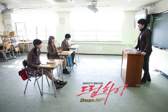 Um Ki Joon soutient ses élèves IU, Bae Suzy et Kim Soo Hyun dans le kdrama « Dream High »