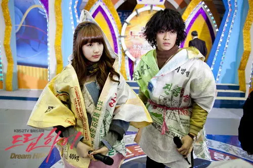 Bae Suzy et Kim Soo Hyun montent sur scène dans le kdrama « Dream High »