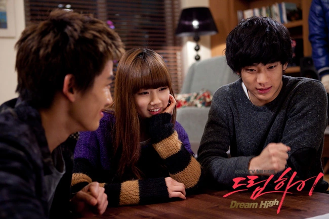 Entre Ok Taec Yeon et Kim Soo Hyun le coeur de Bae Suzy balance dans le kdrama « Dream High »