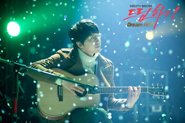 Um Ki Joon est un professeur inspirant pour ses élèves dans le kdrama « Dream High »
