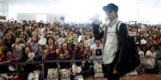 Bae Yong Joon à la rencontre des fans japonais de « Winter Sonata » à Tokyo