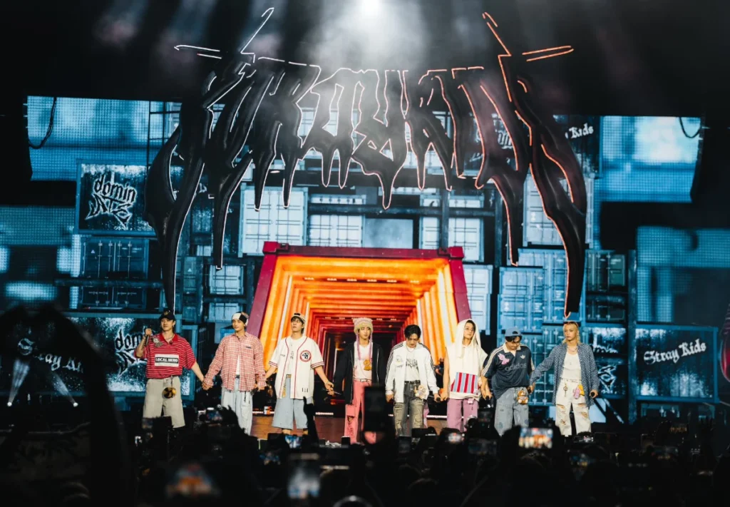 stray kids dominate paris