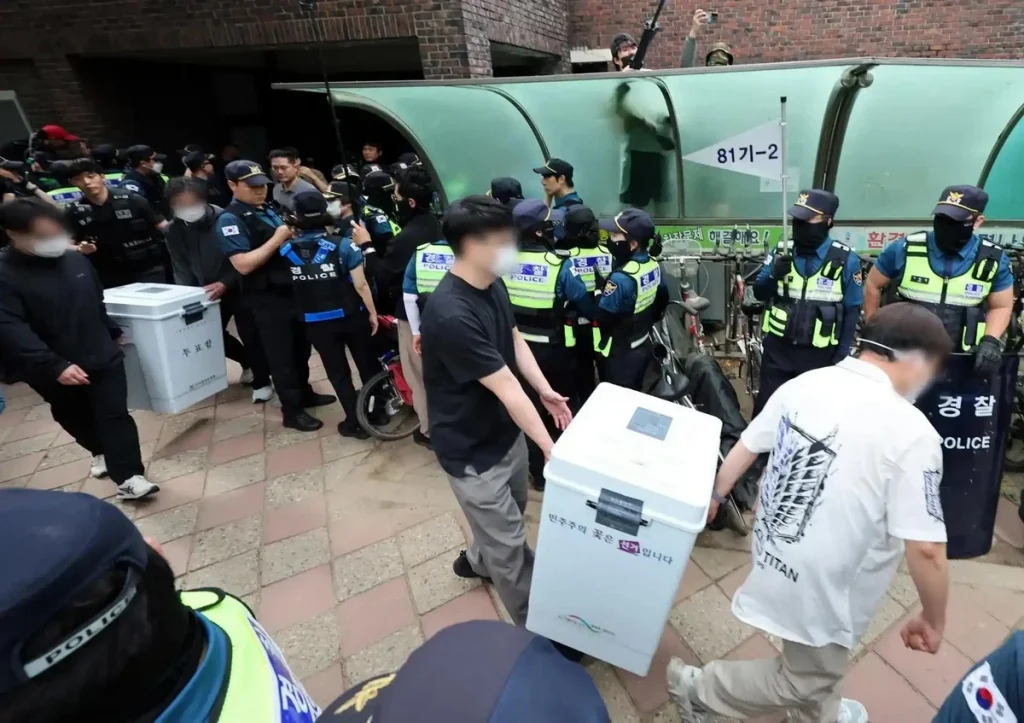 Les autorités récupèrent les urnes des bureaux de votes ©The Korea Times