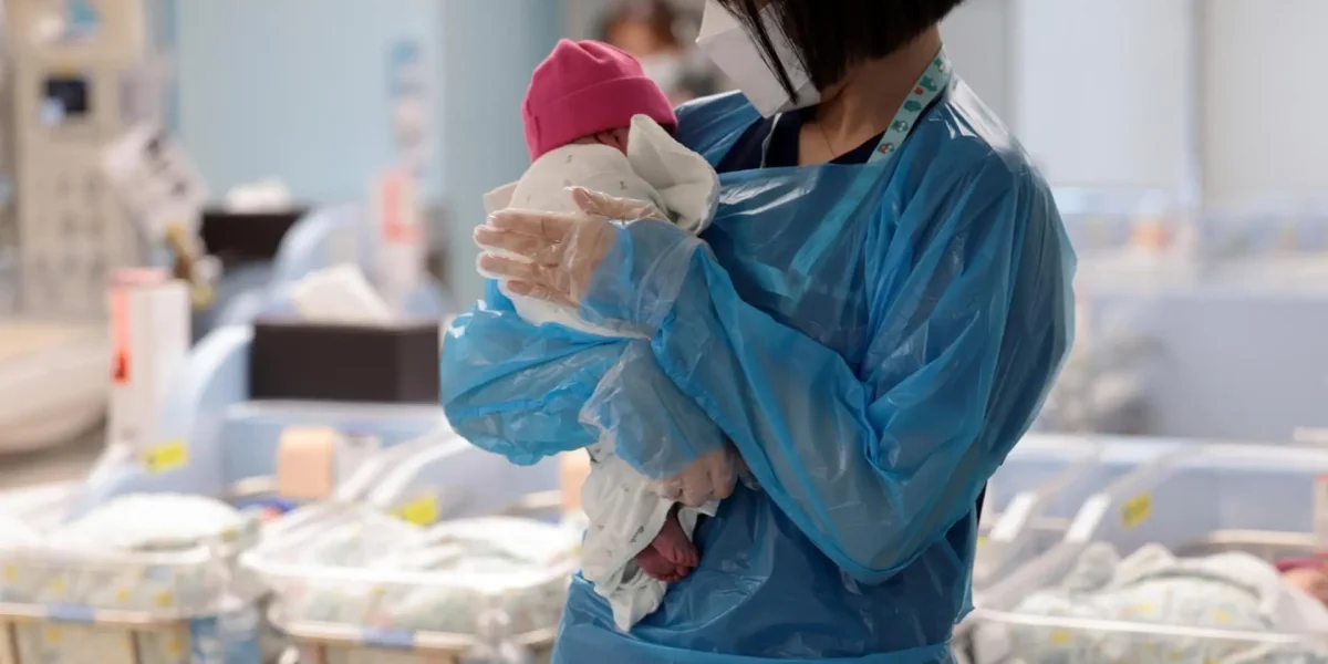 femme qui tient un bébé